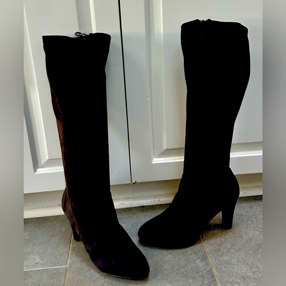 Tahari "Danton" faux suede knee-high stretch boots in black 8 M - Picture 1 of 7